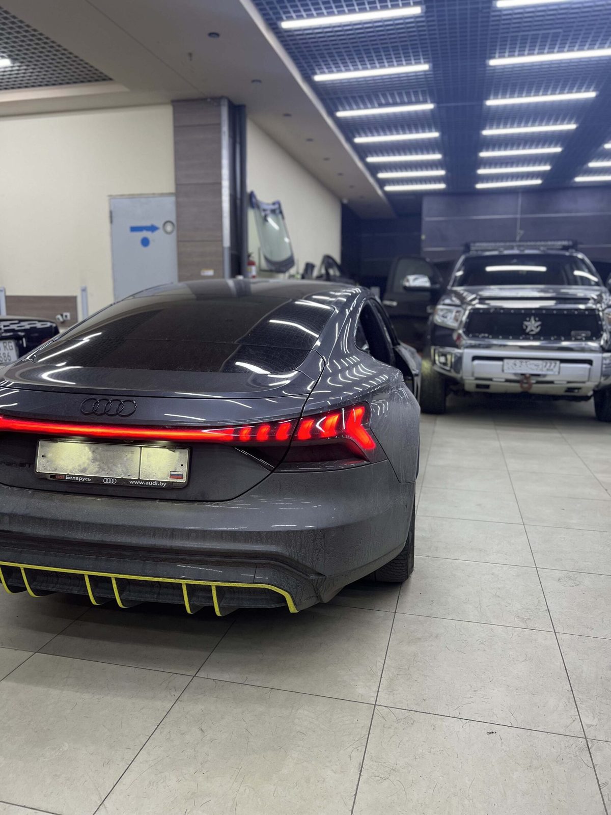 Процесс — работа мастера — i8lovpzom1-kuzovnoi-remont-audi-e-tron