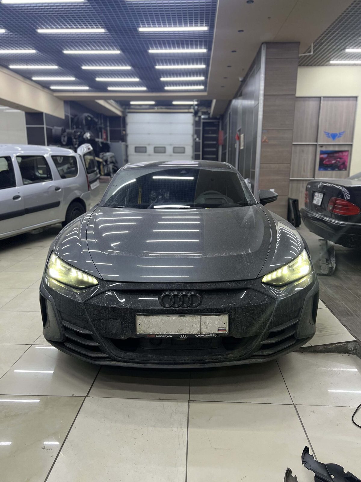 Процесс — работа мастера — i8lovpzom1-kuzovnoi-remont-audi-e-tron