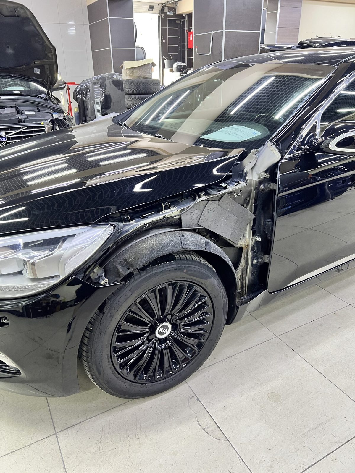 KIA Quoris до ремонта — крыло демонтировано
