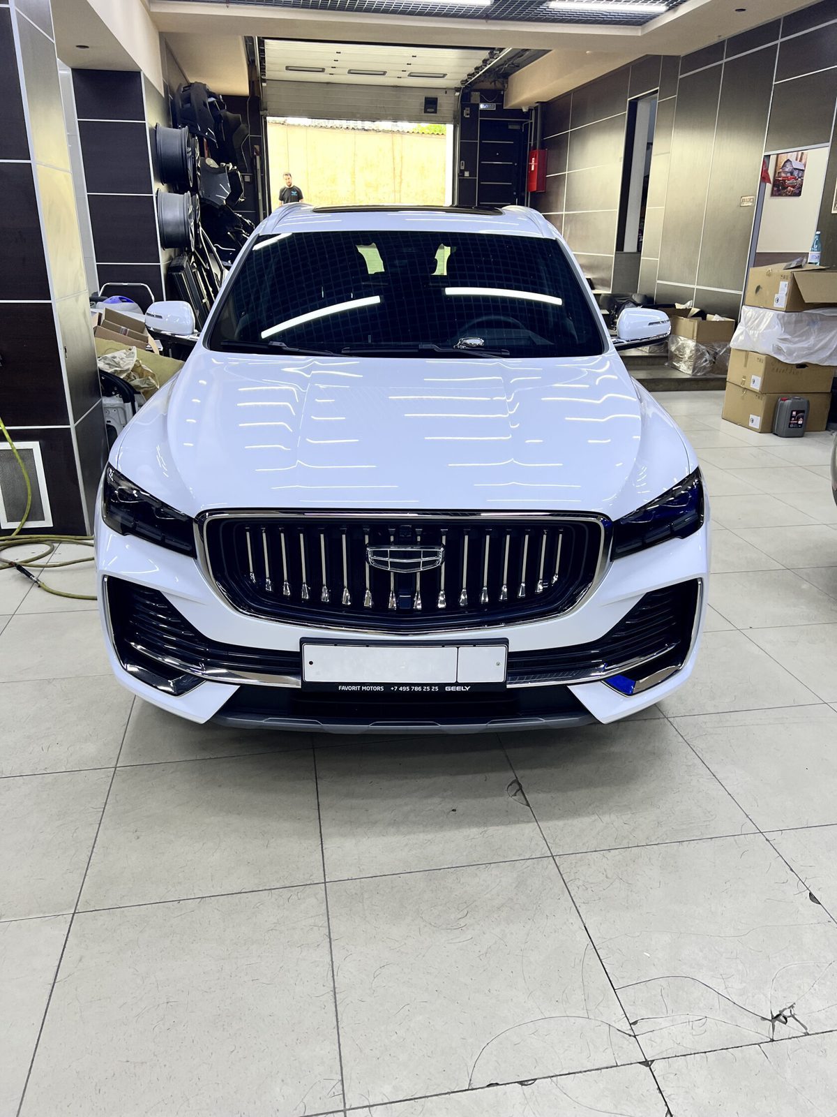 Оклейка капота и бронирование фар Geely Monjaro — фотоотчёт